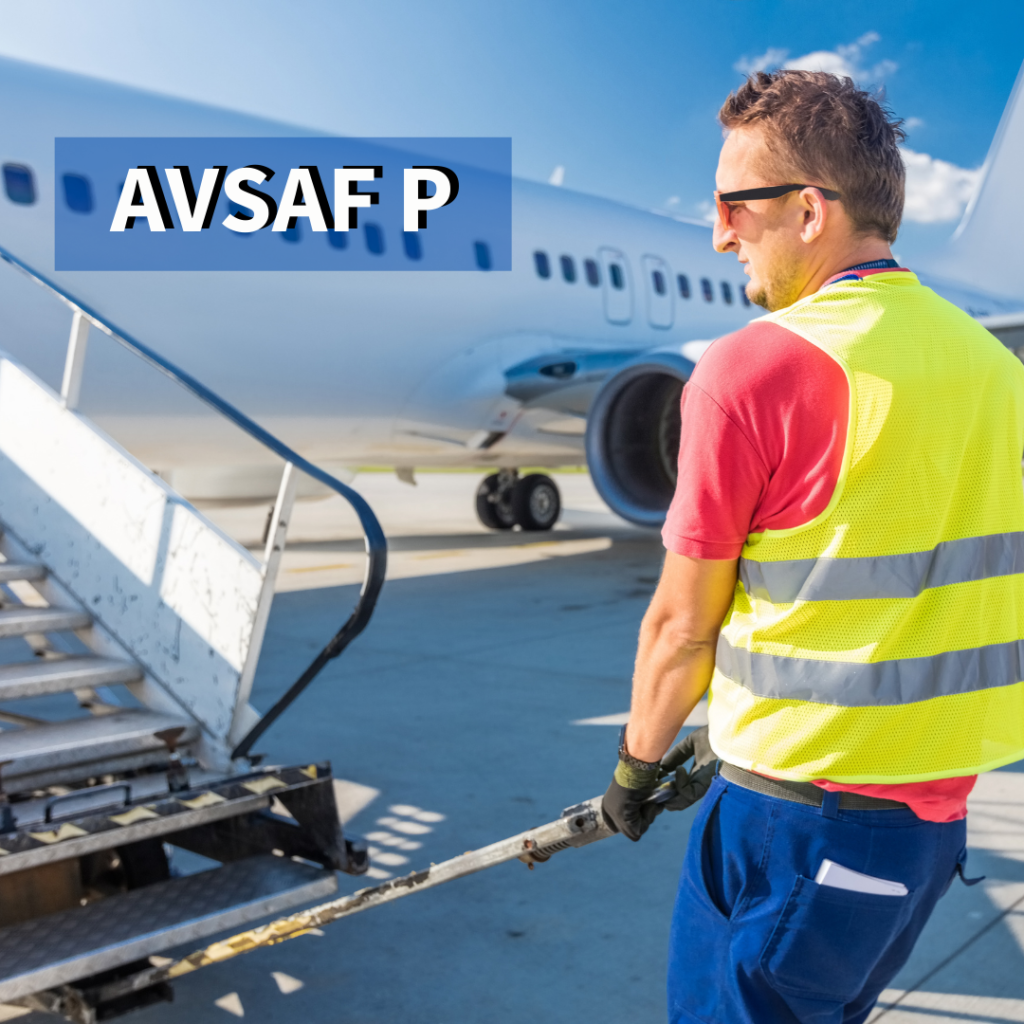 Trabajador aeroportuario en pista con chaleco amarillo