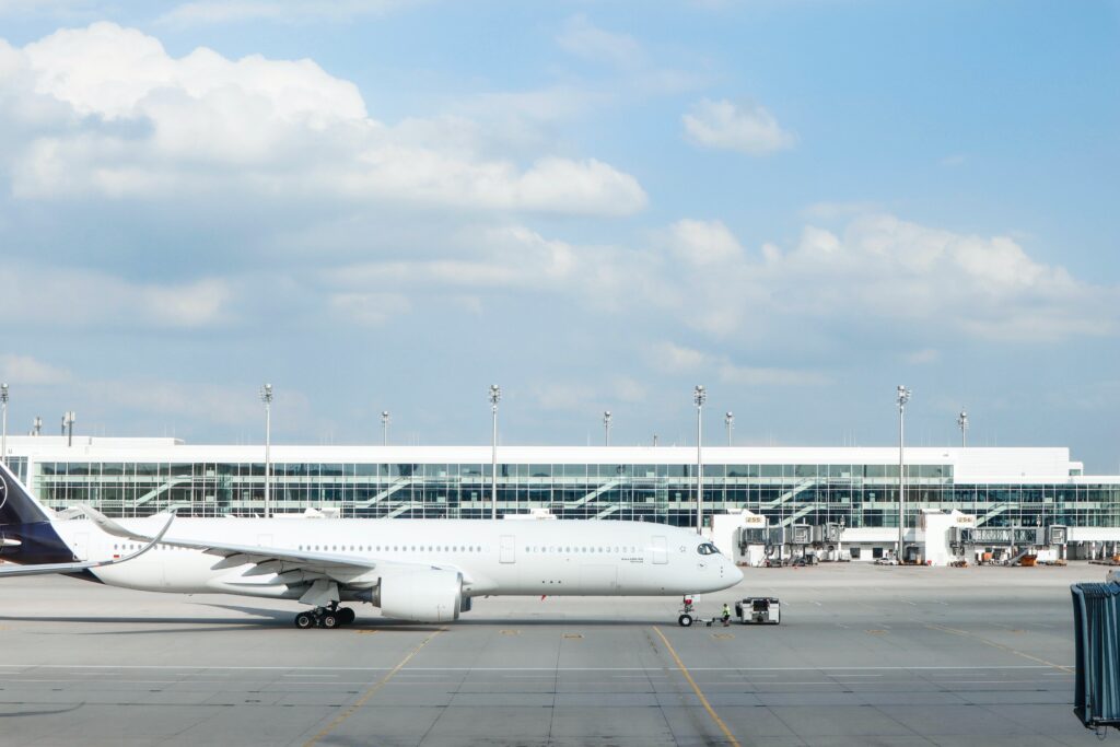  avión frente a terminal
