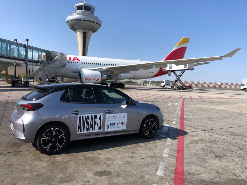 Presentamos vehiculo ecoCoche de Butterfly Training en el aeropuerto de Madrid