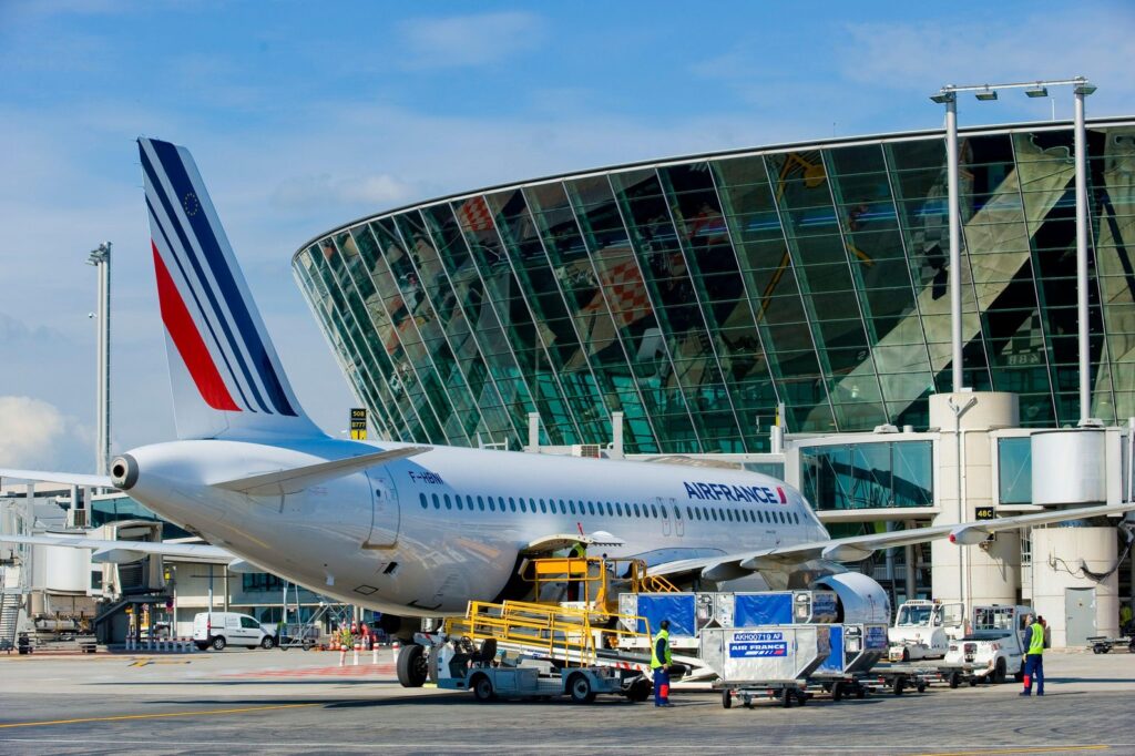 Formação CBTA em Mercadorias Perigosas (DGR): A nova abordagem que está a transformar a segurança na aviação.Avión cargando DGR